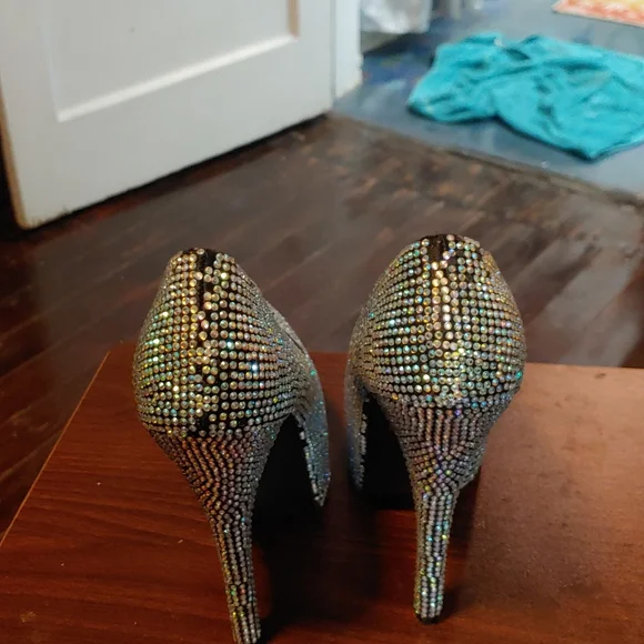 Heels - Picture 3 of 4